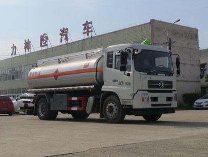國六東風(fēng)天錦鋁合金油罐車圖片 國六東風(fēng)天錦鋁合金油罐車圖片