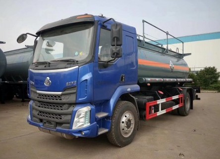 東風(fēng)柳汽單橋DLQ5180GFWLZ5型腐蝕性物品罐式運(yùn)輸車 東風(fēng)柳汽單橋DLQ5180GFWLZ5型腐蝕性物品罐式運(yùn)輸車