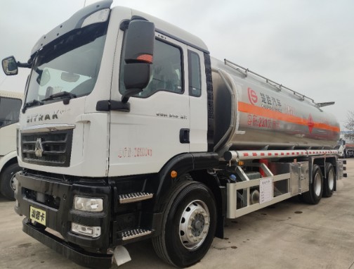 重汽汕德卡后雙橋/后八輪油罐車_楚勝牌CSC5268GYYLZK6型鋁合金運油車 重汽汕德卡后雙橋/后八輪油罐車_楚勝牌CSC5268GYYLZK6型鋁合金運油車