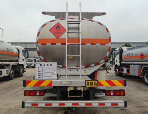 重汽汕德卡后雙橋/后八輪油罐車_楚勝牌CSC5268GYYLZK6型鋁合金運油車 重汽汕德卡后雙橋/后八輪油罐車_楚勝牌CSC5268GYYLZK6型鋁合金運油車